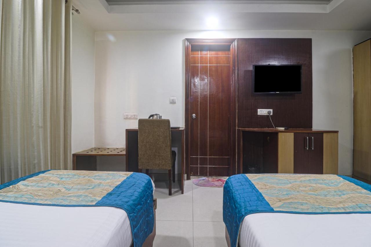 Hotel Sizzling Starr Нью-Дели Экстерьер фото