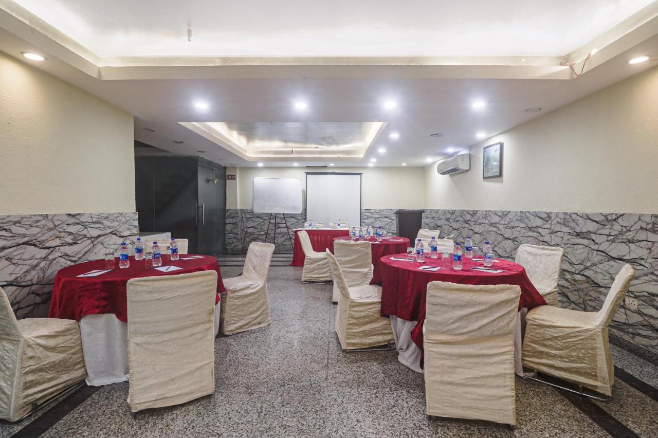 Hotel Sizzling Starr Нью-Дели Экстерьер фото